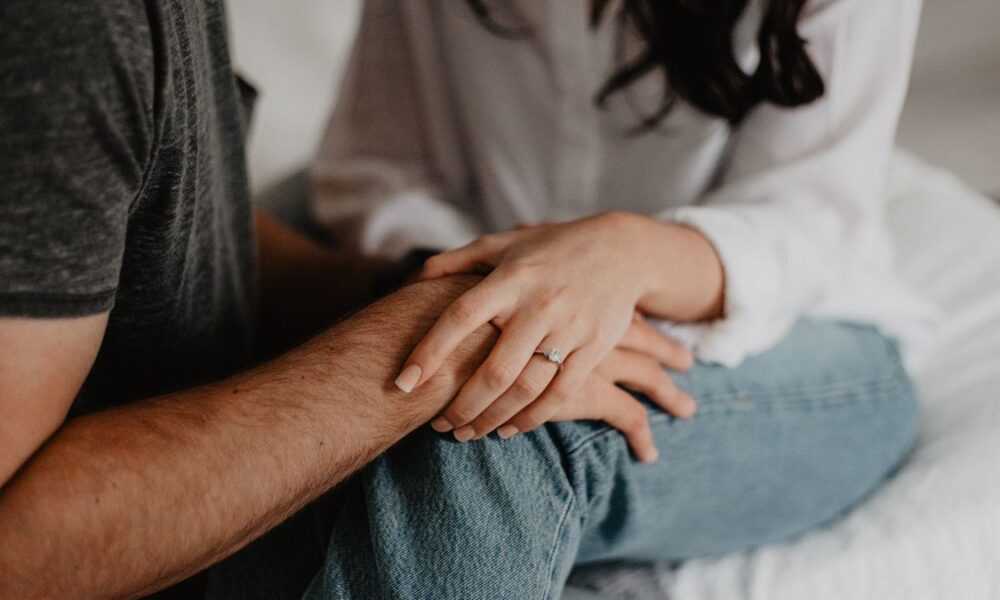 pareja hablando y fortaleciendo la comunicación, pene pequeño