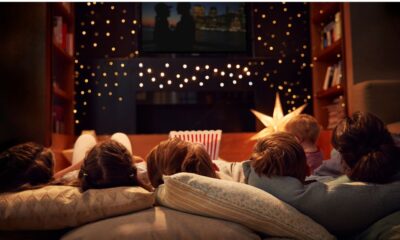 Familia mirando películas navideñas