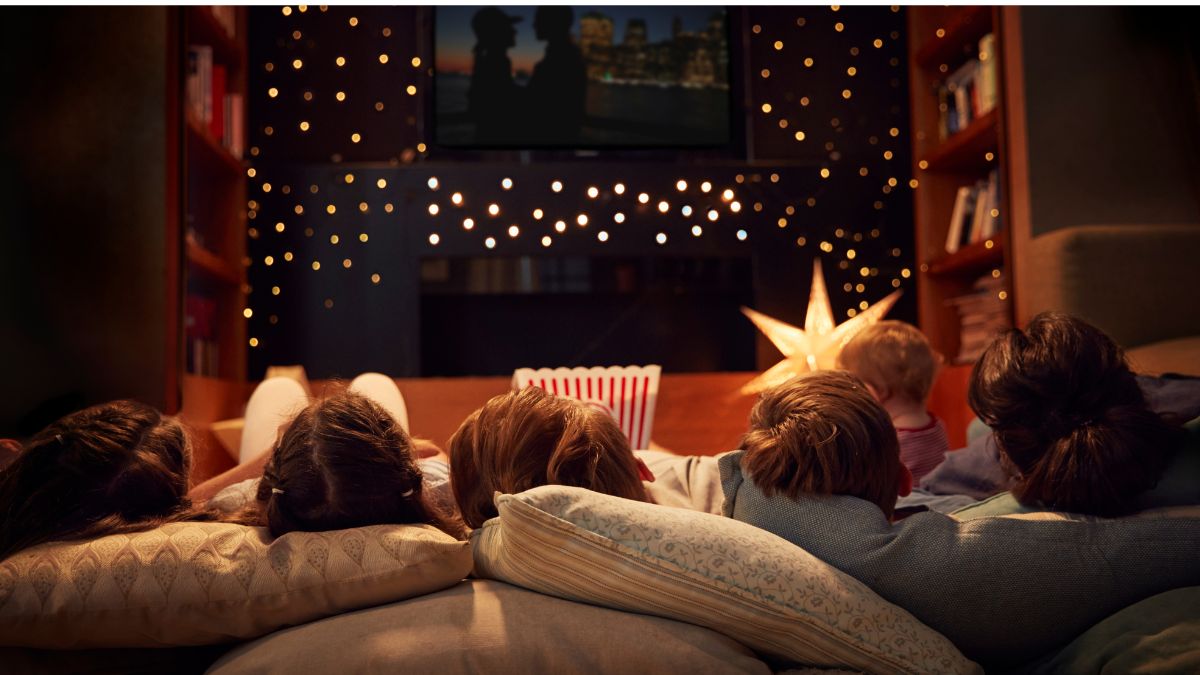 Familia mirando películas navideñas